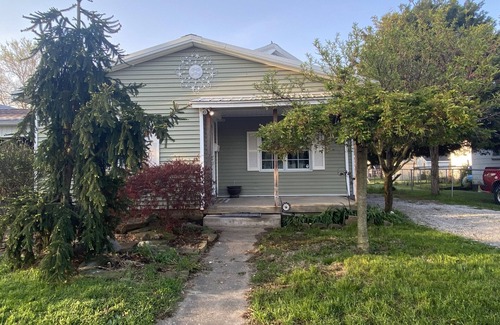 Terre Haute House | Comfortable, pet-friendly 2-bedroom in quiet cul-de-sac.