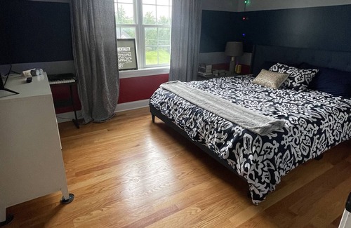 Newtonville House | Comfortable Poolside Luxury 21//2 hours from NYC