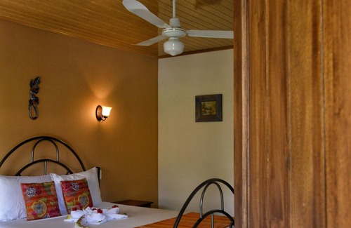 Tarcoles Hotel | Comfortable room with A/C Jacó Beach with pivate bathroom