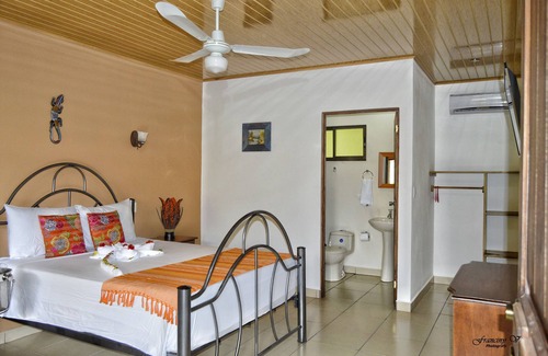 Tarcoles Hotel | Comfortable room with A/C Jacó Beach with pivate bathroom