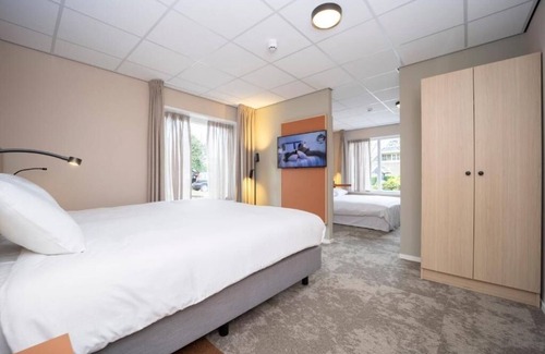 Dwingeloo Hotel | Comfortable Room – Perfect for Family Getaway in Dwingeloo! Free Parking!