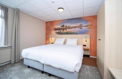 Dwingeloo Hotel | Comfortable Room – Perfect for Family Getaway in Dwingeloo! Free Parking!
