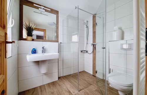 Wieck auf dem Darss Apartment | Comfortable room with garden access, modern furnishings and breakfast