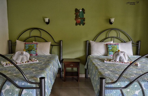 Tarcoles Hotel | Comfortable Room with 2 beds and A/C in Jacó bech, Costa Rica