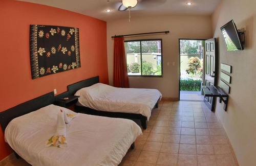 Potrero Hotel | Comfortable room with 2 beds in charming hotel in Potrero with pool - TV and AC