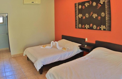 Potrero Hotel | Comfortable room with 2 beds in charming hotel in Potrero with pool - TV and AC