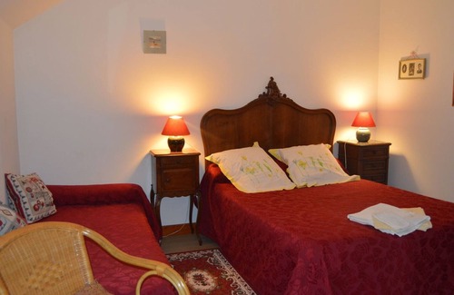 Montchevrier Bed & Breakfast | Comfortable rooms with shaded garden in a 19th-century farm near Châteauroux