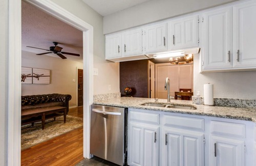 Far North Dallas Condo | Comfortable Southwest Living