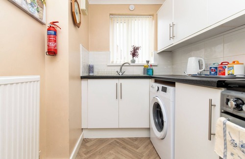 Crynant House | Comfortable & Spacious Entire Holiday home in Llanelli. Pet Friendly.