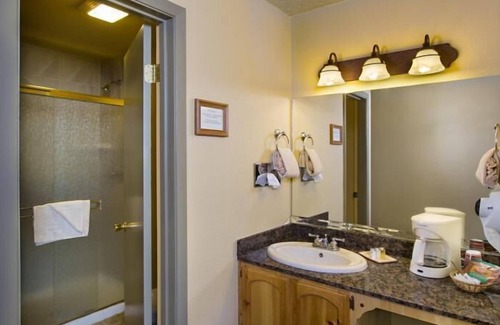 South Lake Tahoe House | Comfortable Stay! On-site Pool, FREE Parking Near Emerald Bay State Park!