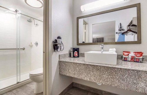 Addison Hotel | Comfortable Stay Near Addison Circle Park - Couple Stay w/Pool Access