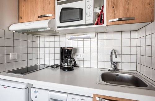 Le Lavachet Apartment | Comfortable studio near slopes & shops with balcony