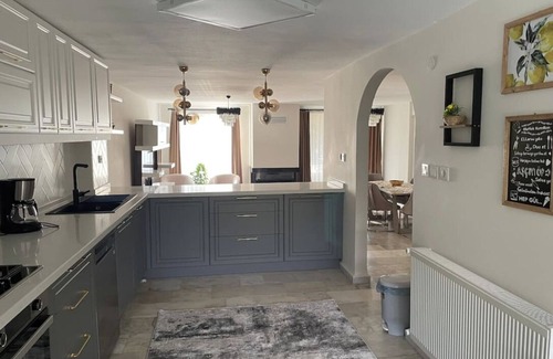 Silivri Villa | Comfortable villa with pool and garden /50 mt from the beach