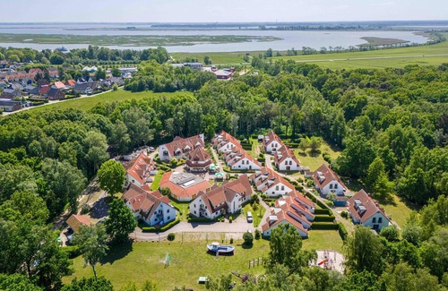 Zingst Apartment | Comfortable Windrose vacation apartment with balcony, pool and garden view in Zingst