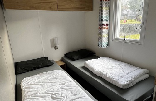 Loray Cottage | Comfortable wooden cottage with master suite and heated pool