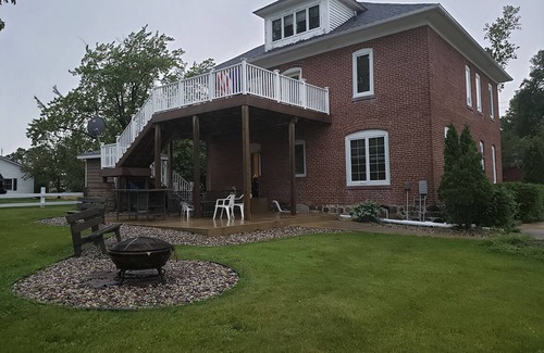 Woodville House | Comfortably sleeps 17 people. Huge backyard with patio, firepit, grill, and more