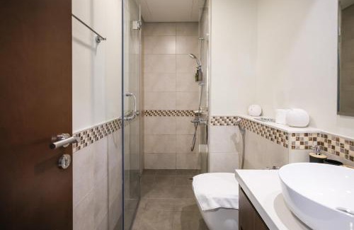 Downtown Dubai Apartment | Comfy 1BR with Large Balcony - 15-min to Mall & Burj