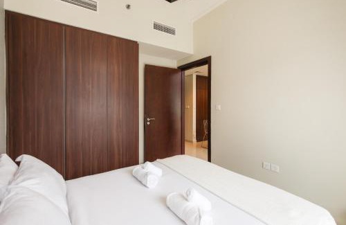 Downtown Dubai Apartment | Comfy 1BR with Large Balcony - 15-min to Mall & Burj