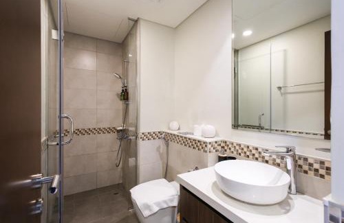 Downtown Dubai Apartment | Comfy 1BR with Large Balcony - 15-min to Mall & Burj