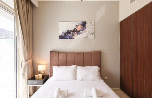 Downtown Dubai Apartment | Comfy 1BR with Large Balcony - 15-min to Mall & Burj