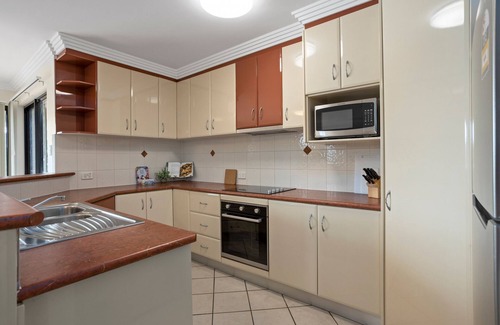 Brisbane Apartment | Comfy 2-Bedroom Family Apartment with Free Parking