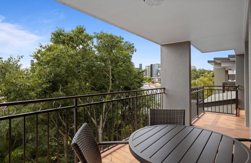 Brisbane Apartment | Comfy 2-Bedroom Family Apartment with Free Parking