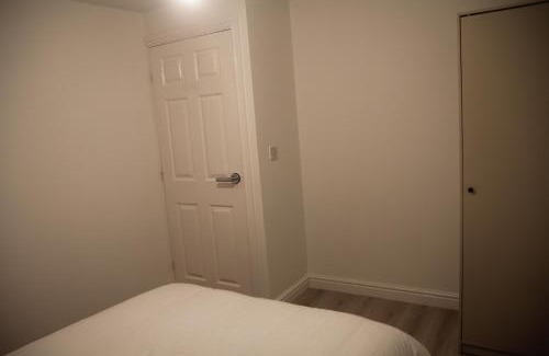 Cradley Apartment | Comfy 2-bedroom Flat with Private Parking