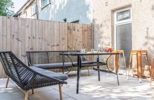 Acresford Apartment | Comfy 3BR House l Near Shops & Transport l Parking