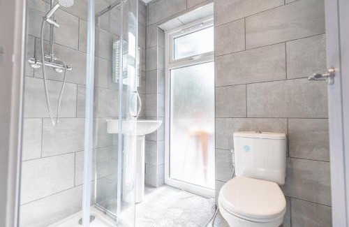 Acresford Apartment | Comfy 3BR House l Near Shops & Transport l Parking