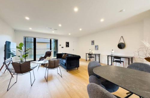 Epsom House | Comfy 4 Bedrooms Retreat with Garage in Epsom