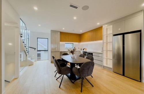 Epsom House | Comfy 4 Bedrooms Retreat with Garage in Epsom