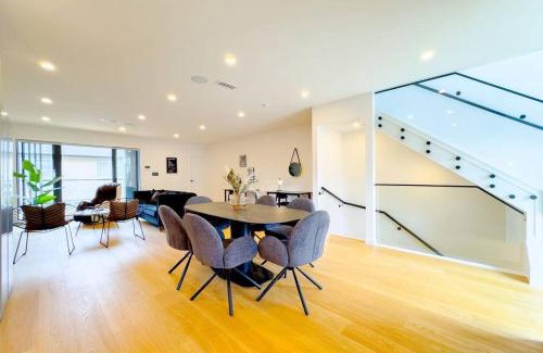 Epsom House | Comfy 4 Bedrooms Retreat with Garage in Epsom