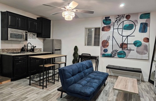 Los Angeles Apartment | Comfy ADU with hot tub and close to 0.4 miles to freeway and hospital.