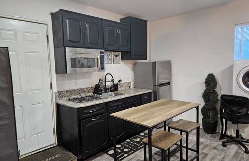 Los Angeles Apartment | Comfy ADU with hot tub and close to 0.4 miles to freeway and hospital.