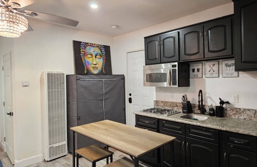 Los Angeles Apartment | Comfy ADU with hot tub and close to 0.4 miles to freeway and hospital.
