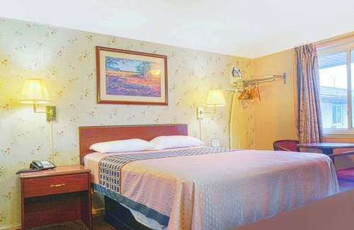 Bay City Hotel | Comfy and Clean Queen Bed Unit – Less Than 2 Miles from Downtown Bay City