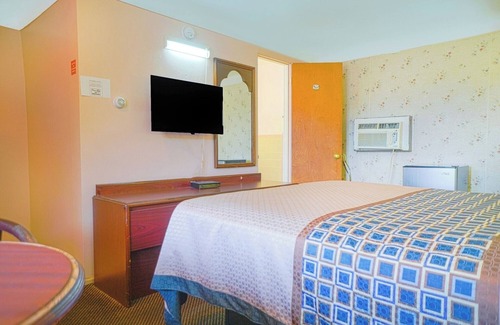 Bay City Hotel | Comfy and Clean Queen Bed Unit – Less Than 2 Miles from Downtown Bay City