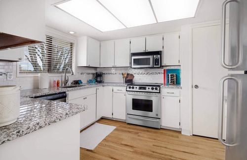 Beaverton Condo | Comfy and Quiet Retreat, Next to Parks and Trails, Single Level Design, BBQ, 11 Miles to Portland