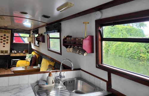 Westbourne Green Boat Rental | Comfy Canal Boat in Little Venice for Family & Friends