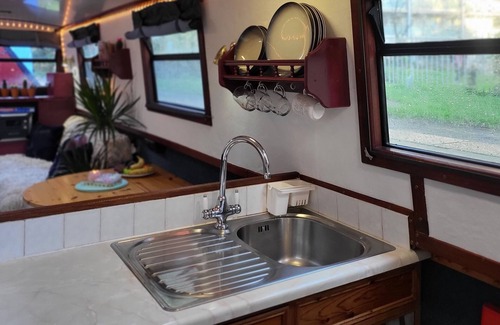 Westbourne Green Boat Rental | Comfy Canal Boat in Little Venice for Family & Friends