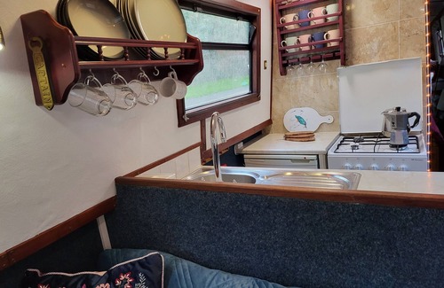 Westbourne Green Boat Rental | Comfy Canal Boat in Little Venice for Family & Friends