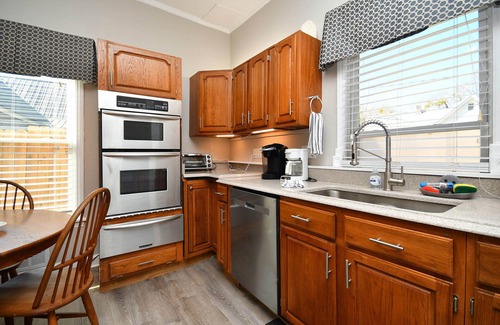 Dunean House | Comfy Cottage ✨ Minutes From Main St, Fenced in Backyard✨🏡