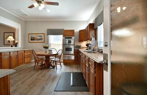 Dunean House | Comfy Cottage ✨ Minutes From Main St, Fenced in Backyard✨🏡