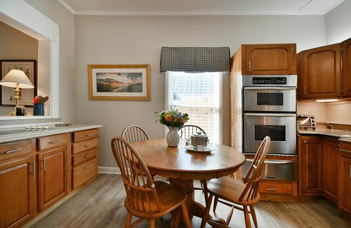 Dunean House | Comfy Cottage ✨ Minutes From Main St, Fenced in Backyard✨🏡