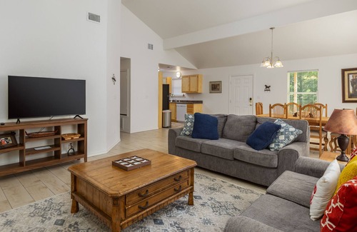 Granbury House | Comfy Cozy Cottage #1 by Lake Granbury