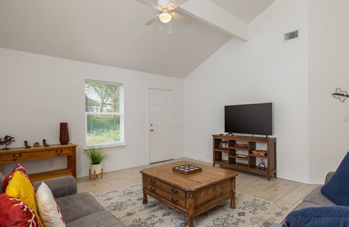 Granbury House | Comfy Cozy Cottage #1 by Lake Granbury