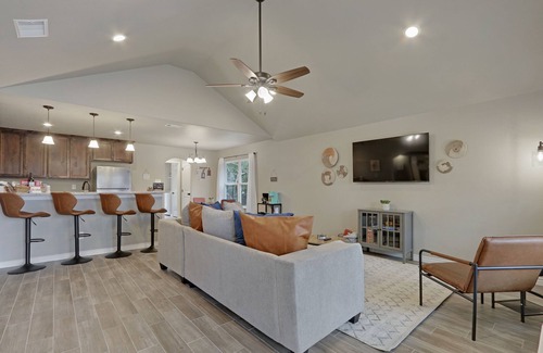 Canyon Lake Cottage | Comfy Cozy Home in Canyon Lake Near Comal Park and Wedding Venues