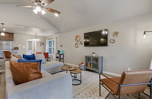 Canyon Lake Cottage | Comfy Cozy Home in Canyon Lake Near Comal Park and Wedding Venues