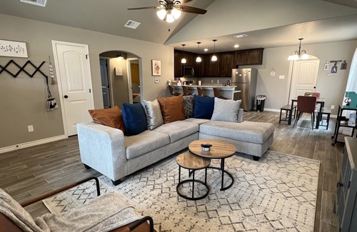 Canyon Lake Cottage | Comfy Cozy Home in Canyon Lake Near Comal Park and Wedding Venues