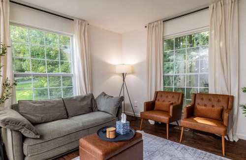 Maryville House | Comfy Duplex w 2 Kings Sofa Bed